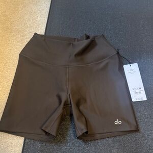 ALO Yoga airlift energy shorts Women's Dark Brown espresso Bike Shorts M BNWT